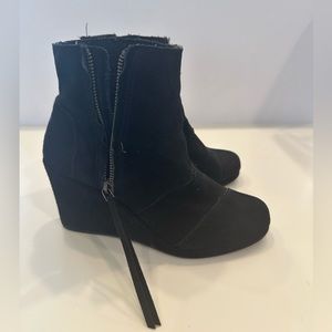 TOM’S DESERT WEDGE BLACK SUEDE BOOTIE